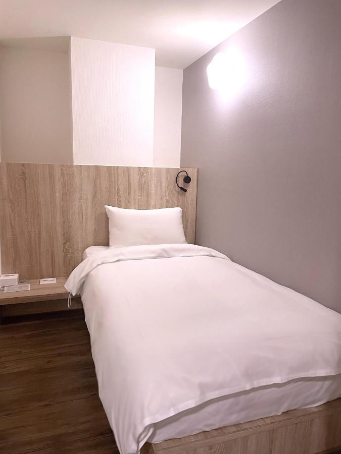 Single Inn-Kaohsiung Station Exteriör bild