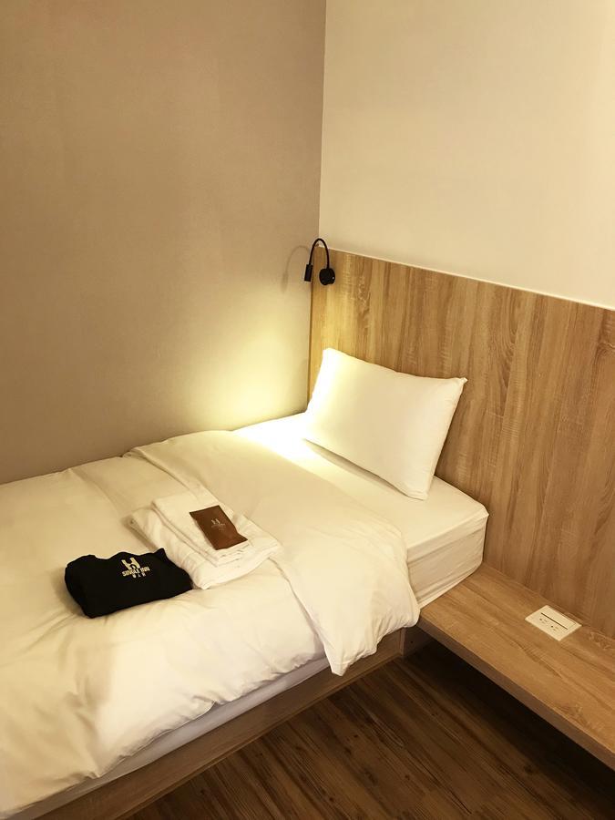 Single Inn-Kaohsiung Station Exteriör bild